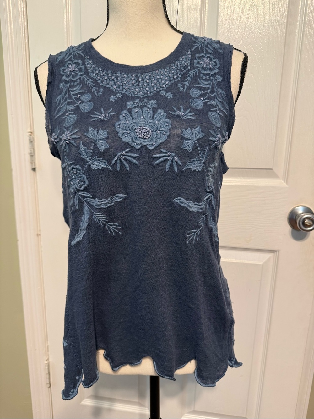 Sundance Navy Embroidered Sleeveless Tank 100% Linen-**flaw read**